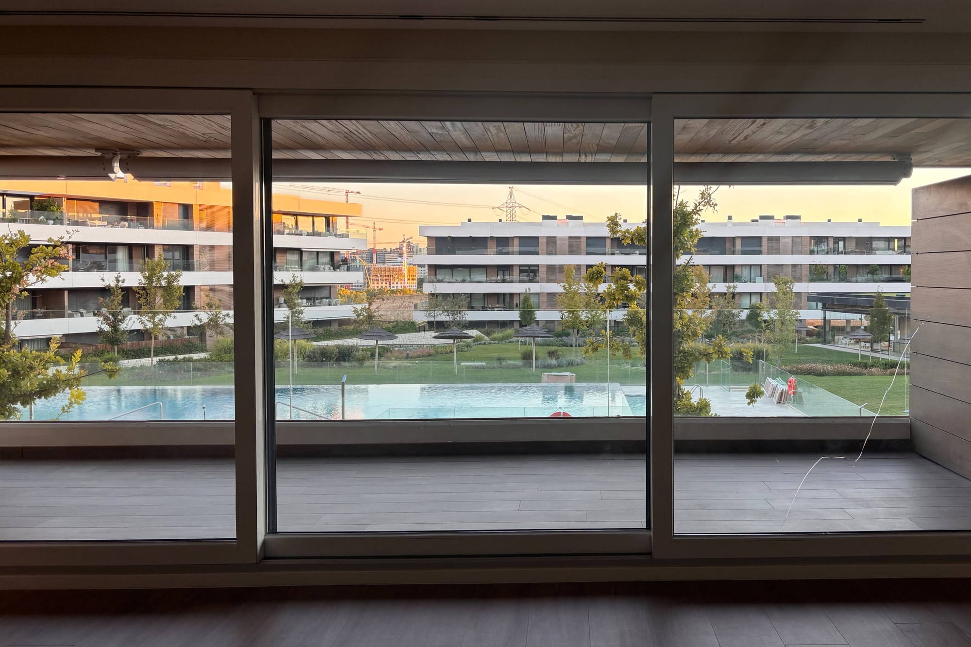 Vista interna de varanda e área de lazer do condomínio El Jardín de La Moraleja, na Espanha
