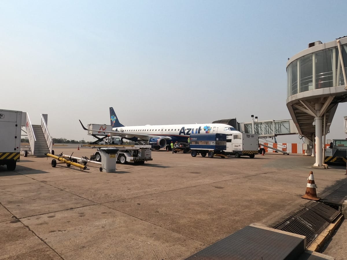 Aviao da Azul no patio do aeroporto de Cuiaba