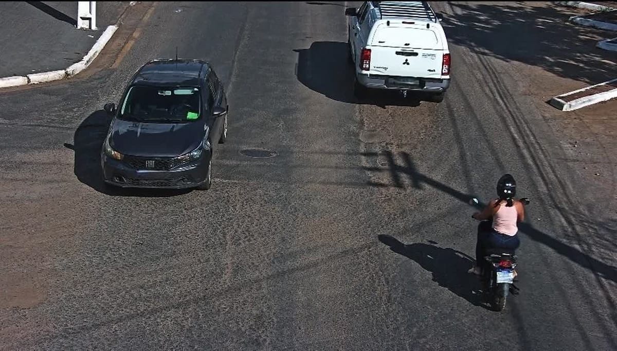 Câmera do Vigia Mais MT monitorando rua com carros e motociclista