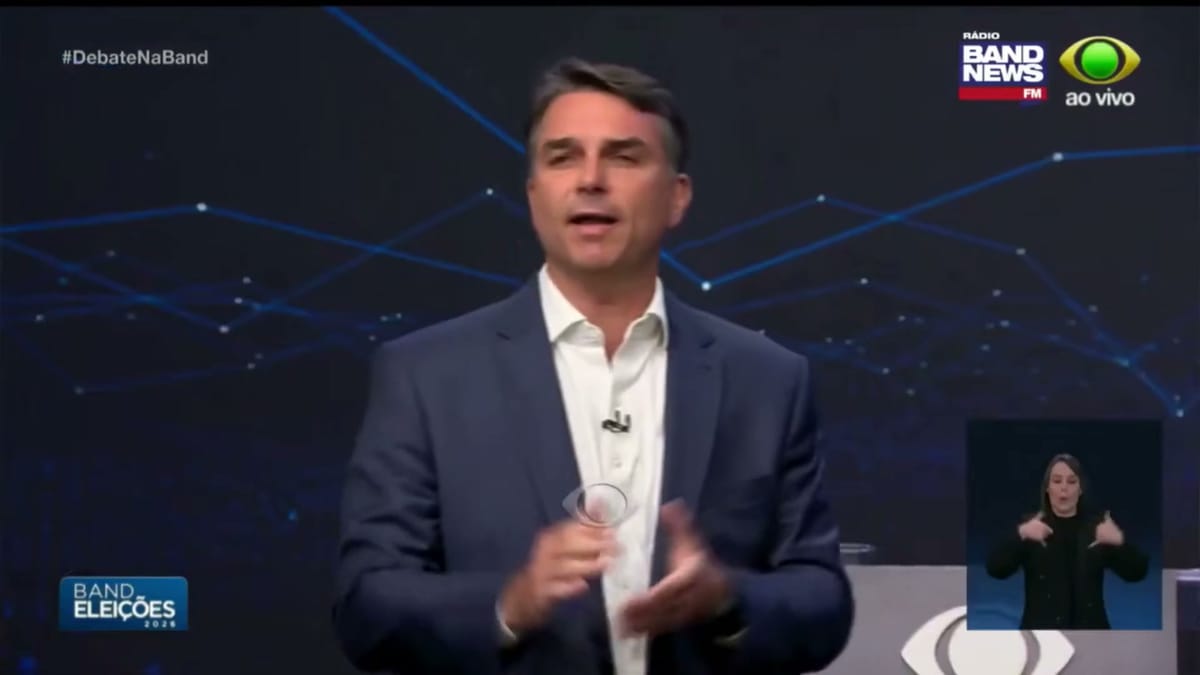 Flávio Bolsonaro e Luiz Inácio Lula da Silva durante o debate do 2º turno na Band