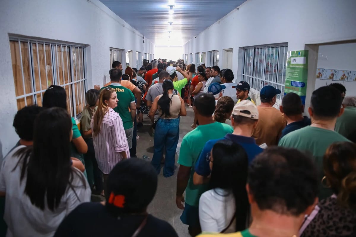 Eleitores em fila no corredor de uma escola usada como local de votação em Mato Grosso no primeiro turno, em 4 de outubro de 2026
