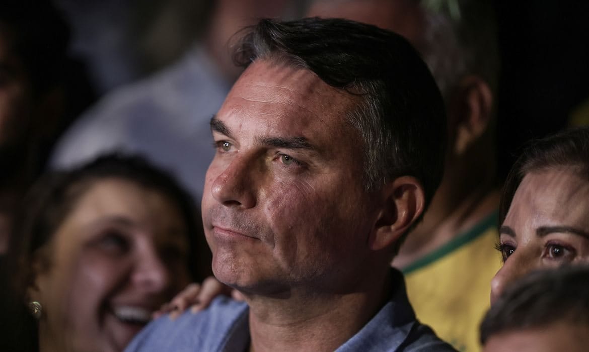 Flávio Bolsonaro, candidato do PL à Presidência, entre apoiadores em Brasília na noite do primeiro turno, 4 de outubro de 2026