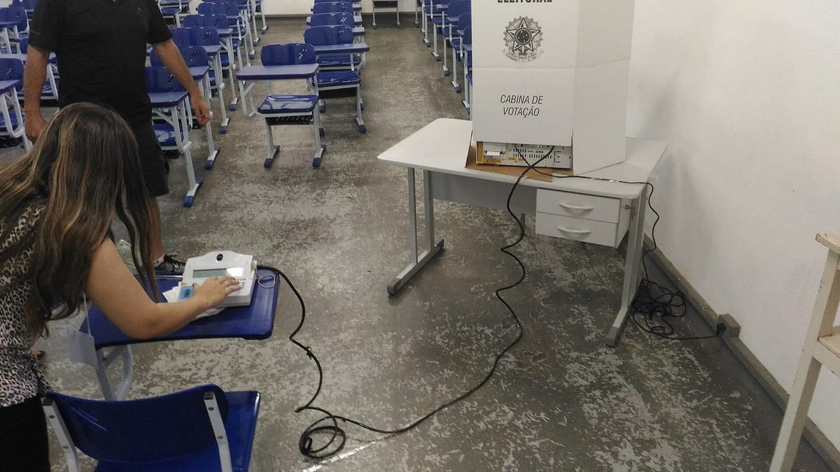 Mesária utiliza terminal do mesário para liberar urna eletrônica brasileira durante eleições municipais de 2016 em Itajubá, MG, Brasil.