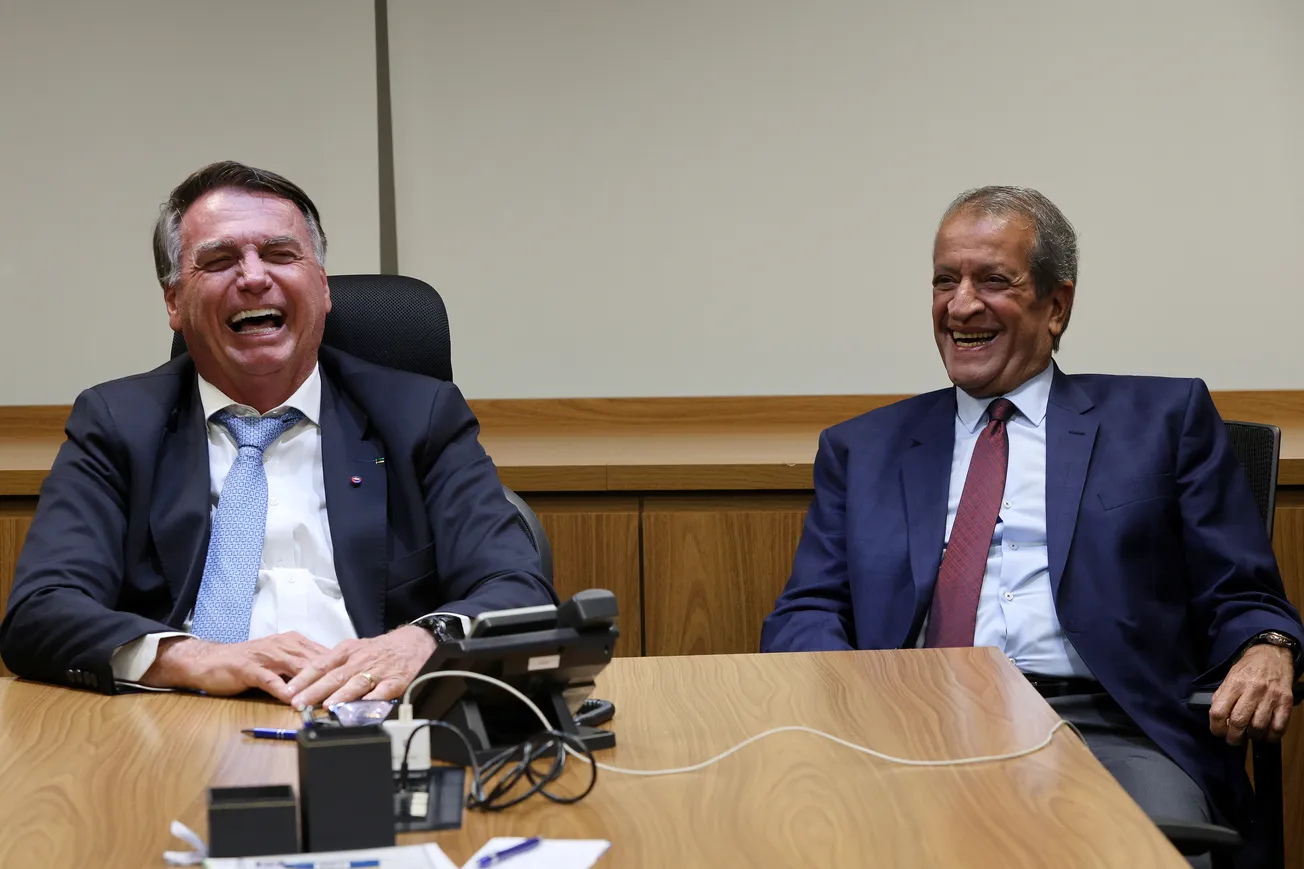 Bolsonaro tenta acionar Casa Branca e desviar culpa do tarifaço de Trump