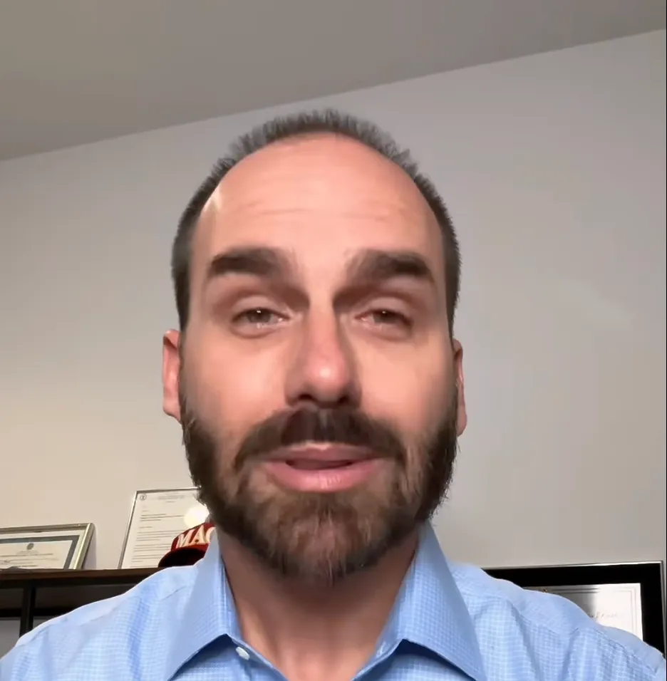 Eduardo Bolsonaro chama Mauro Mendes de “bosta” após polêmica nas redes sociais