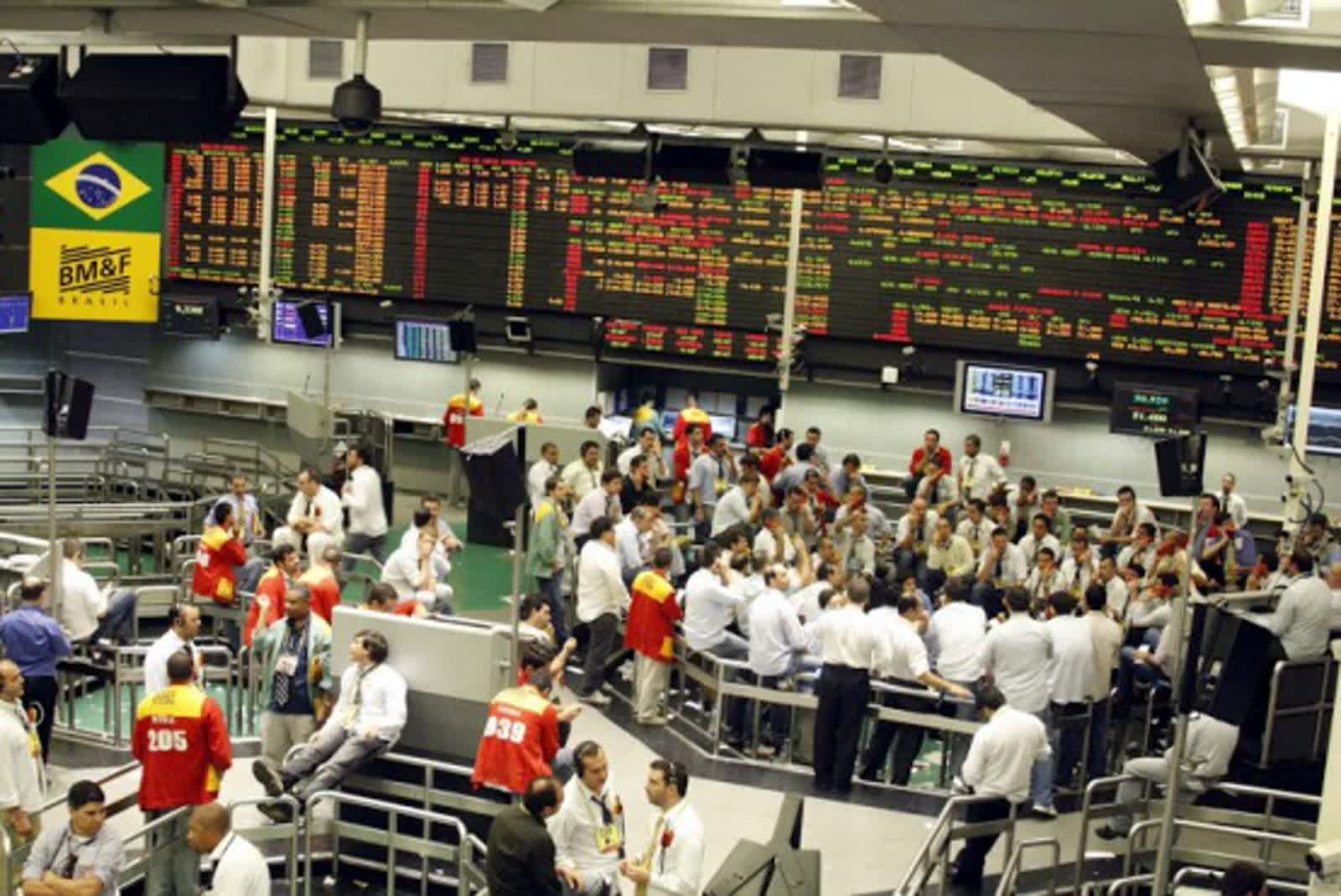 Pregão da Bolsa de São Paulo com painéis de cotações