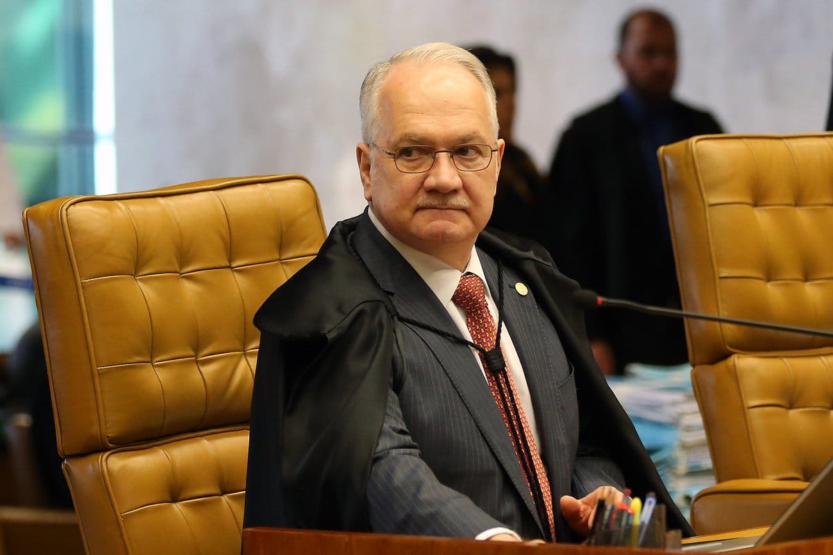 Defesa de Flávio prepara pedido para Fachin tirar Moraes do caso Willer