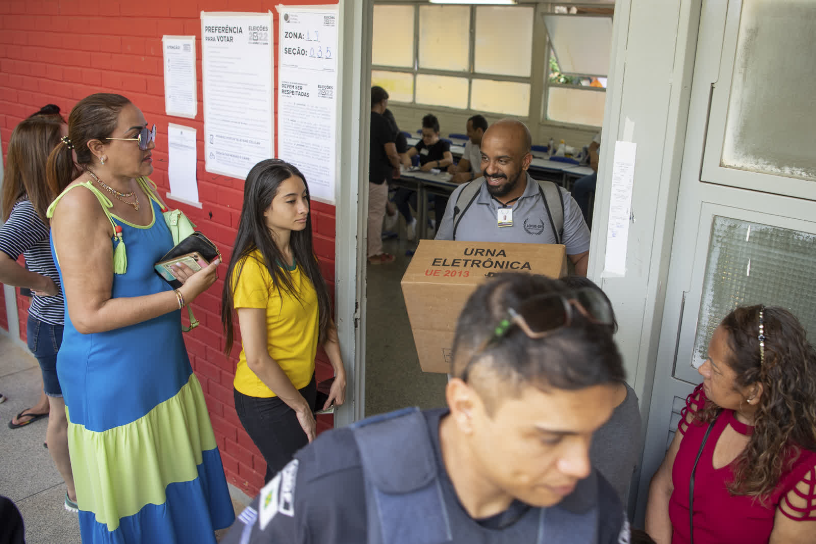 Eleitor votando no segundo turno das eleições de 2022