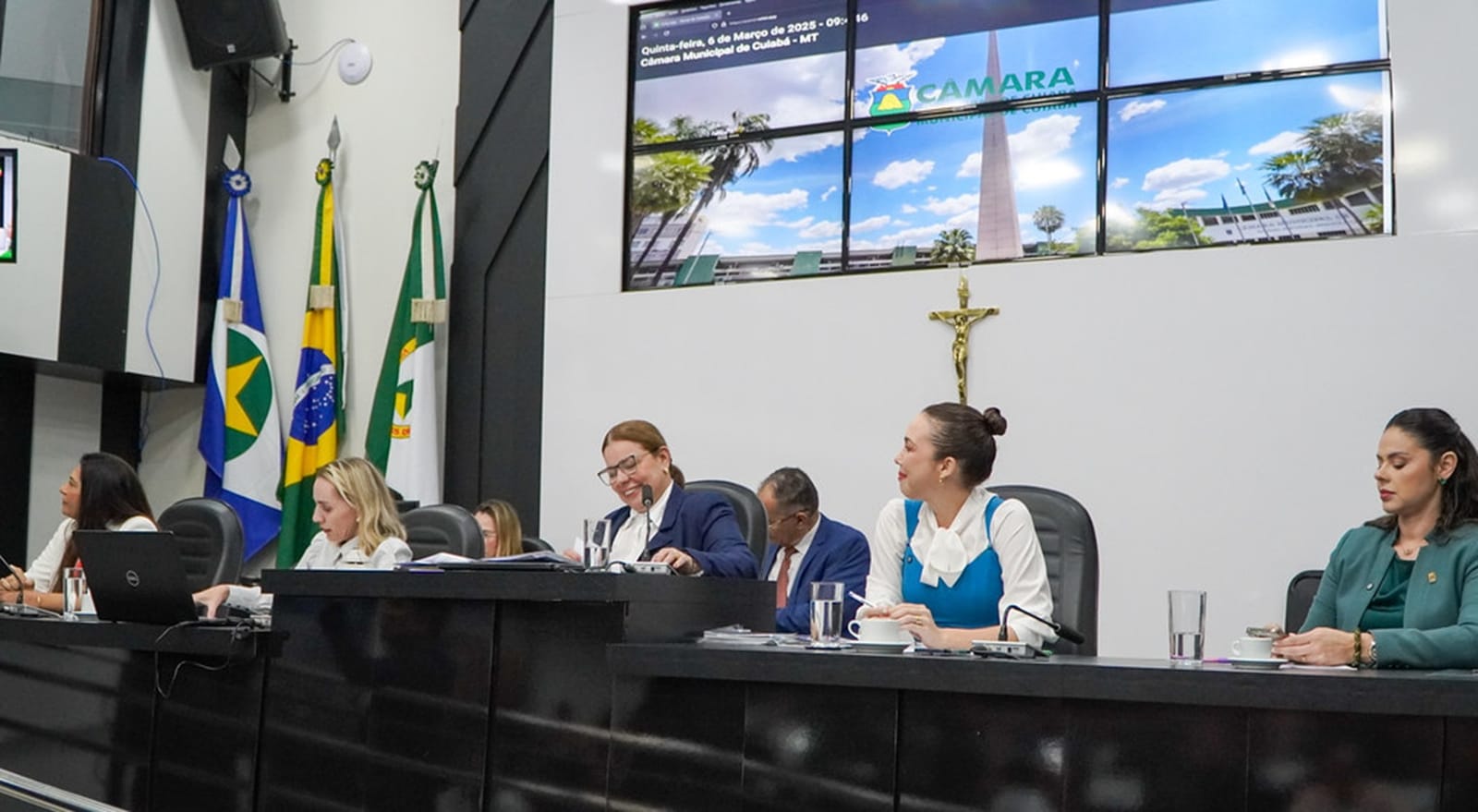 Mesa Diretora da Câmara Municipal de Cuiabá durante sessão no plenário da Casa