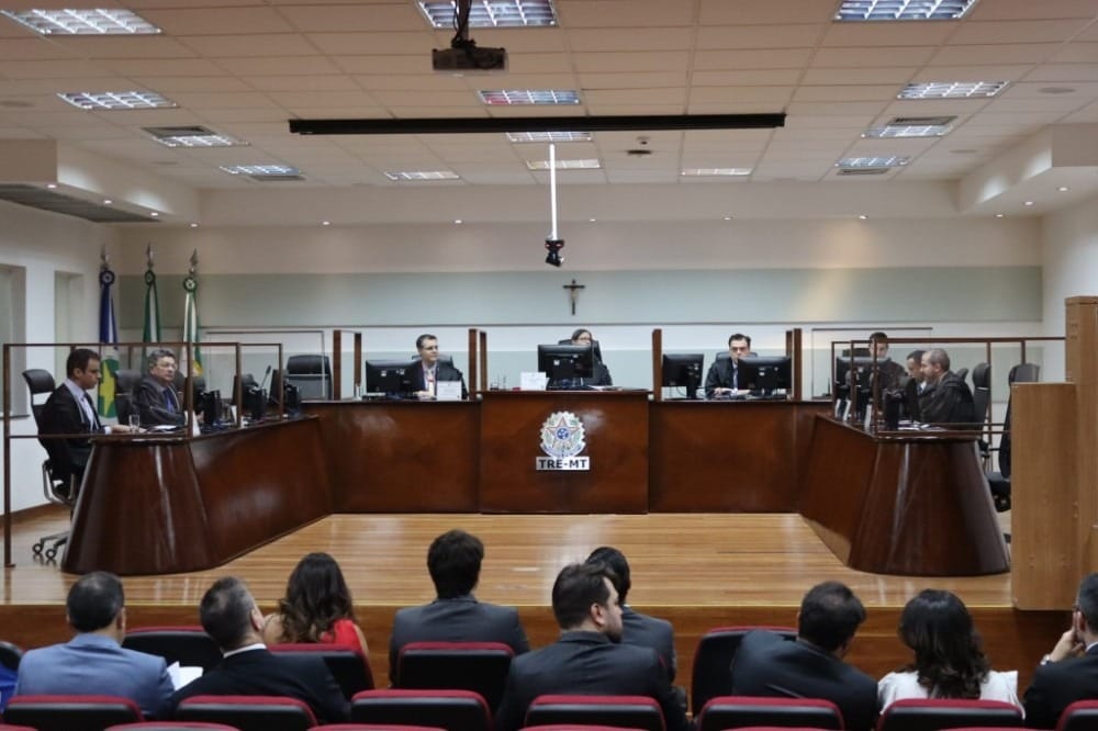 Plenário do Tribunal Regional Eleitoral de Mato Grosso (TRE-MT) durante sessão em Cuiabá
