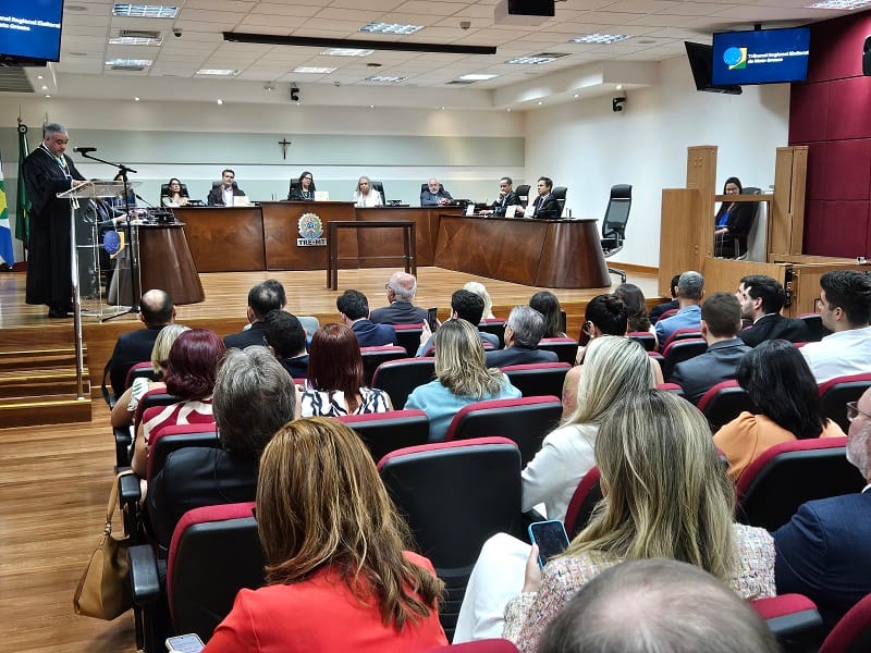 Plenário do TRE-MT em sessão solene de posse de juiz-membro, em Cuiabá