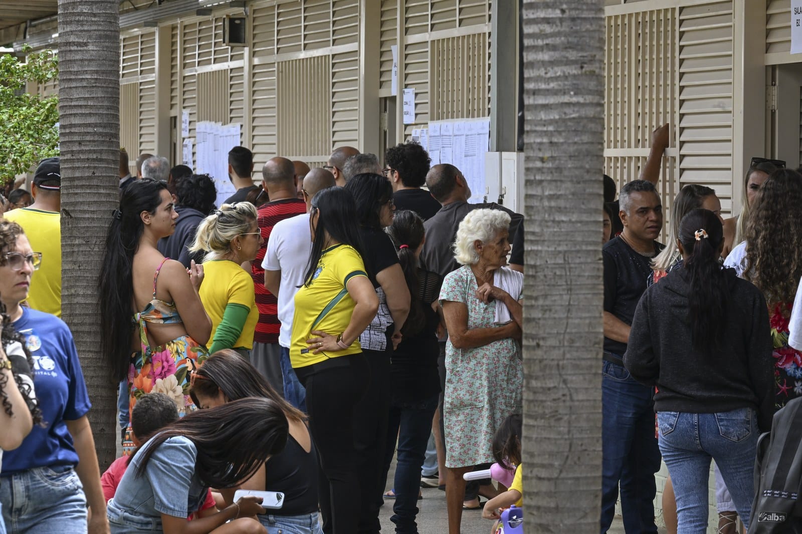 Fila de eleitores em local de votacao