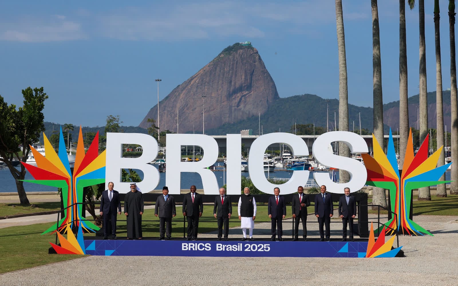 Foto de familia da 17a Cupula do BRICS (2025), com Lula e Modi