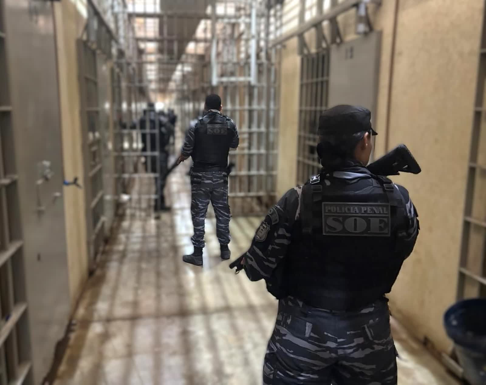 Policiais penais do SOE em revista no interior de presídio