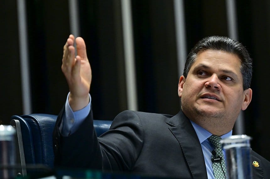 Maioridade penal divide Senado e vira centro da disputa eleitoral no Brasil