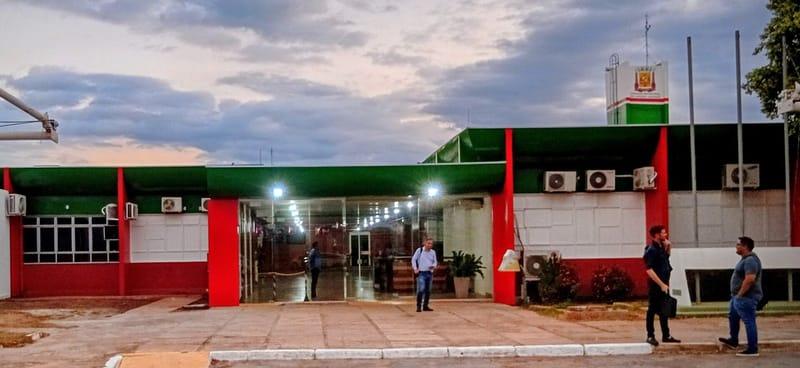Fachada da Câmara Municipal de Várzea Grande ao entardecer