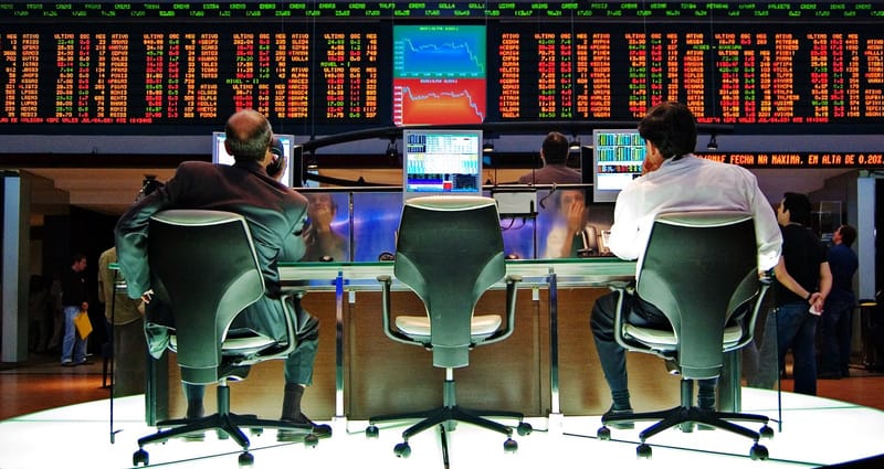 Bolsa oscila a dois dias do 2º turno; Bradesco recua após balanço