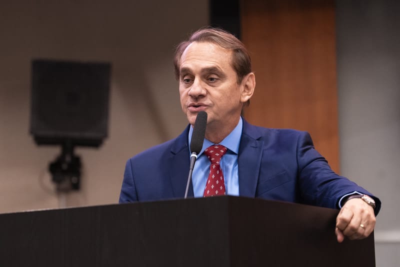 Deputado Wilson Santos discursa em púlpito na ALMT