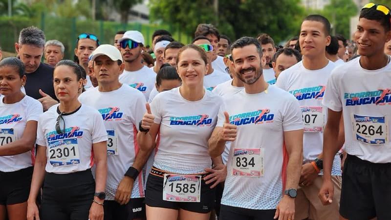 Corredores com camisas da Corrida da Educação