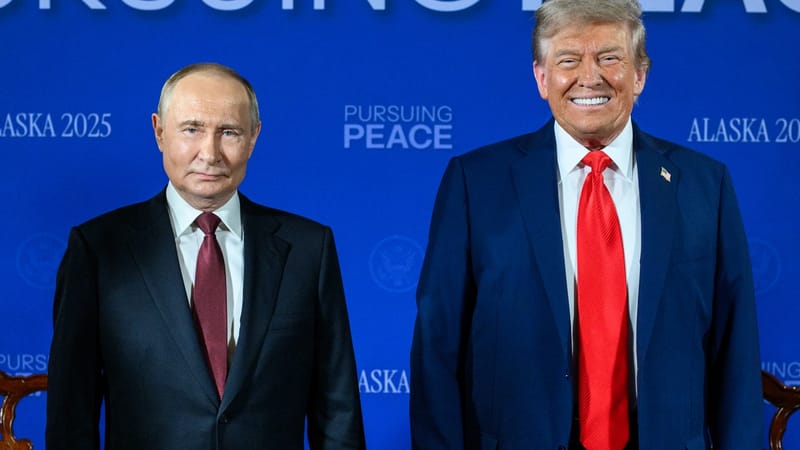 Vladimir Putin e Donald Trump na cúpula do Alasca, em agosto de 2025