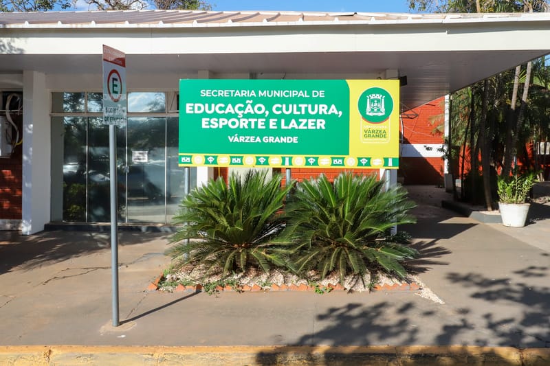 Fachada da Secretaria Municipal de Educação, Cultura, Esporte e Lazer de Várzea Grande