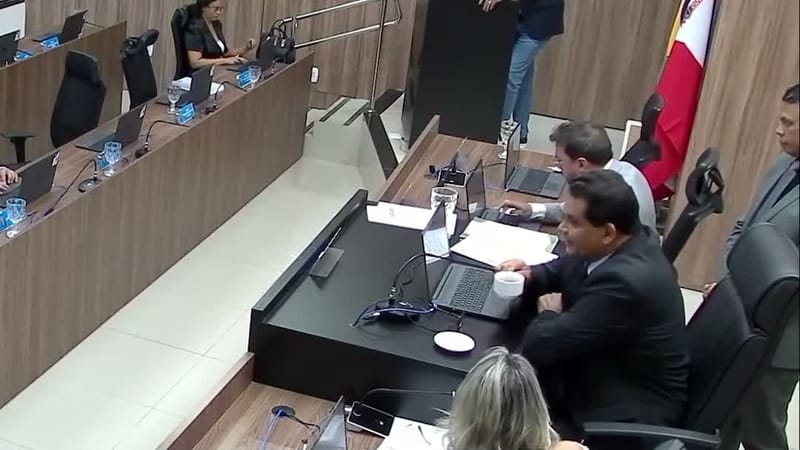 Mesa Diretora da Câmara Municipal de Várzea Grande durante sessão plenária com Wanderley Cerqueira