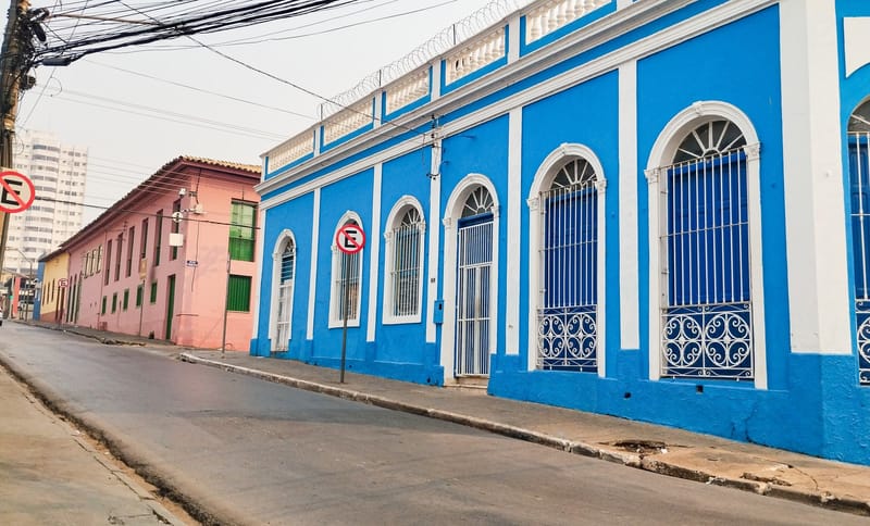 Casarao colonial azul no centro de Cuiaba