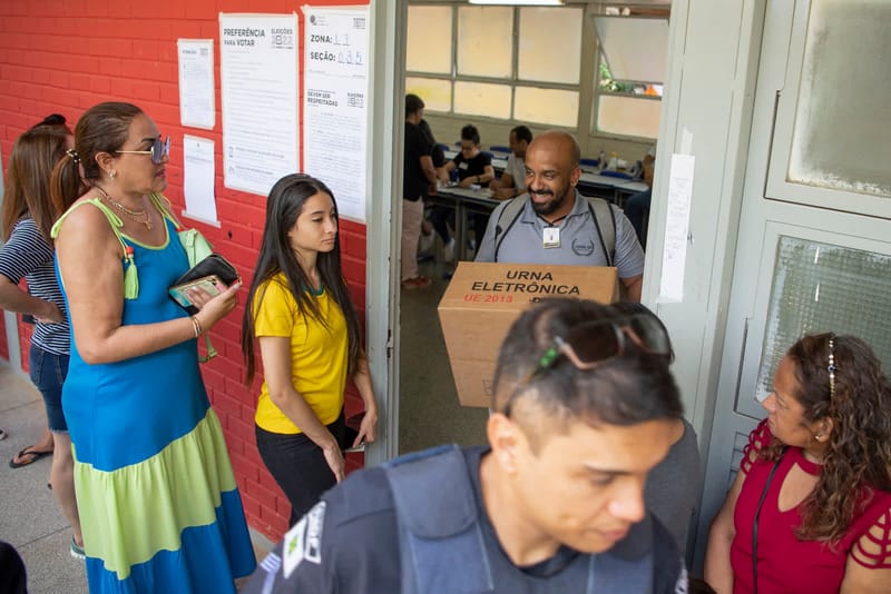 Eleitor é preso em Várzea Grande suspeito de filmar o voto na cabine