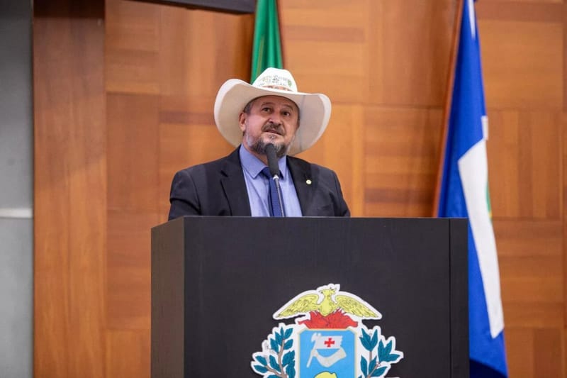 Deputado estadual Gilberto Cattani (PL) falando na tribuna da Assembleia Legislativa de Mato Grosso