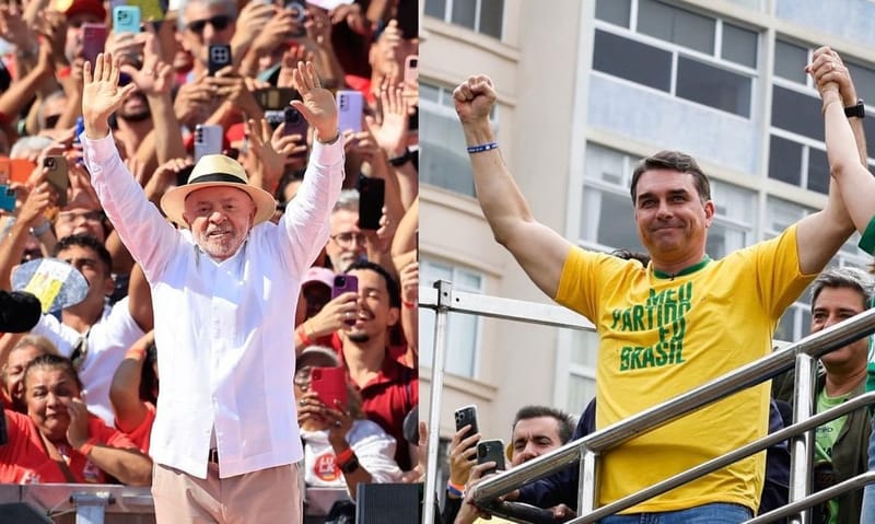 Montagem com Lula, de chapéu e camisa branca, acenando a apoiadores, e Flávio Bolsonaro, de camisa amarela, com o braço erguido em carro de som, no primeiro dia de campanha