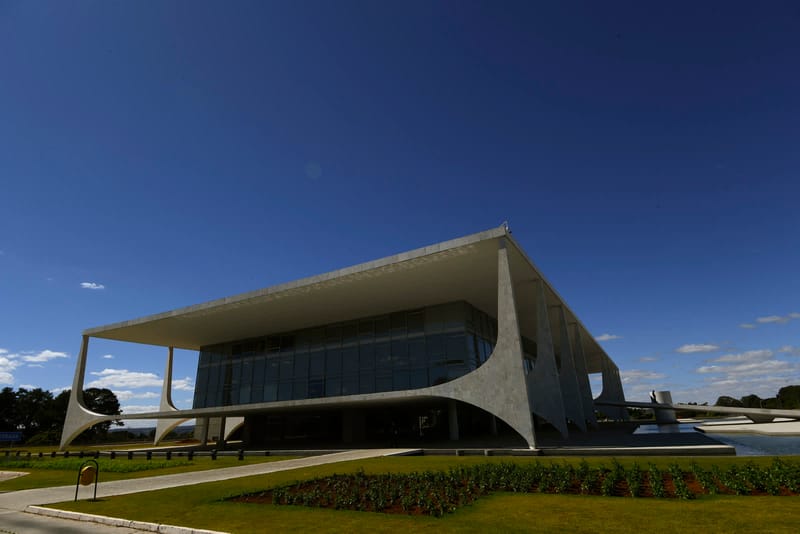 Reeleição dispensa transição formal e posse de Lula fica para janeiro