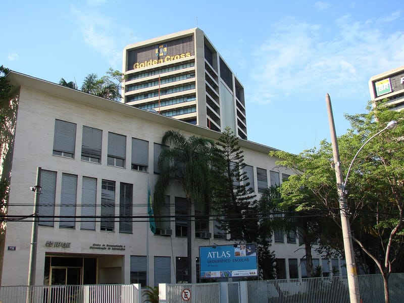 Sede do CDDI (Centro de Documentação e Disseminação de Informações). Ao fundo, a sede da Golden Cross. À direita, uma sub-sede da Petrobras.