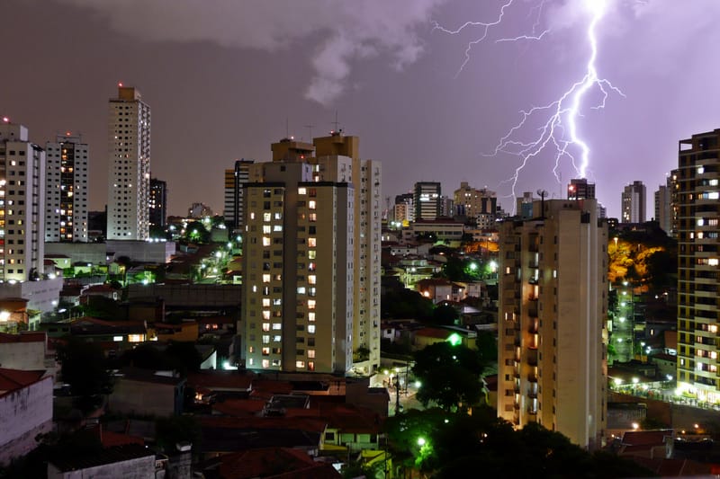 Raio sobre predios de Sao Paulo a noite