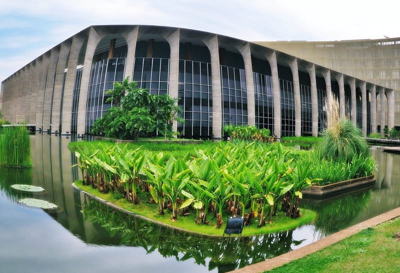 palácio em Brasília, sede do Ministério das Relações Exteriores. Foto com efeito olho-de-peixe.